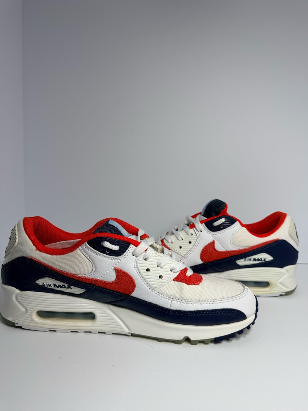 Nike Men's White / Red / Navy Air Max Sneakers
